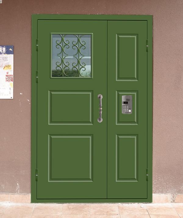 Парадная дверь с зеленым влагостойким окрашенным МДФ, вставкой из стеклопакета и кованой решеткой