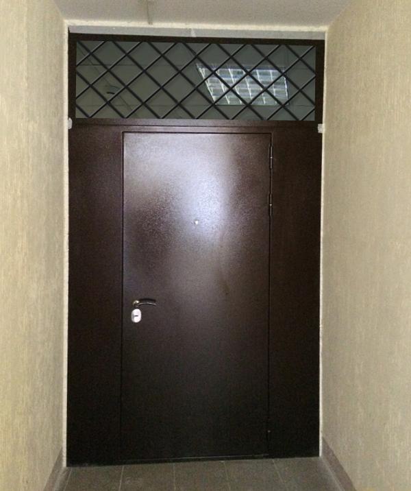 Дверь в тамбур с фрамугой со стеклом и сварной решеткой