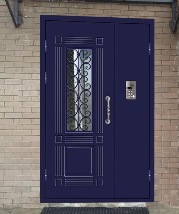 Парадная дверь с темно-синим влагостойким окрашенным МДФ, стеклянным окном и ковкой