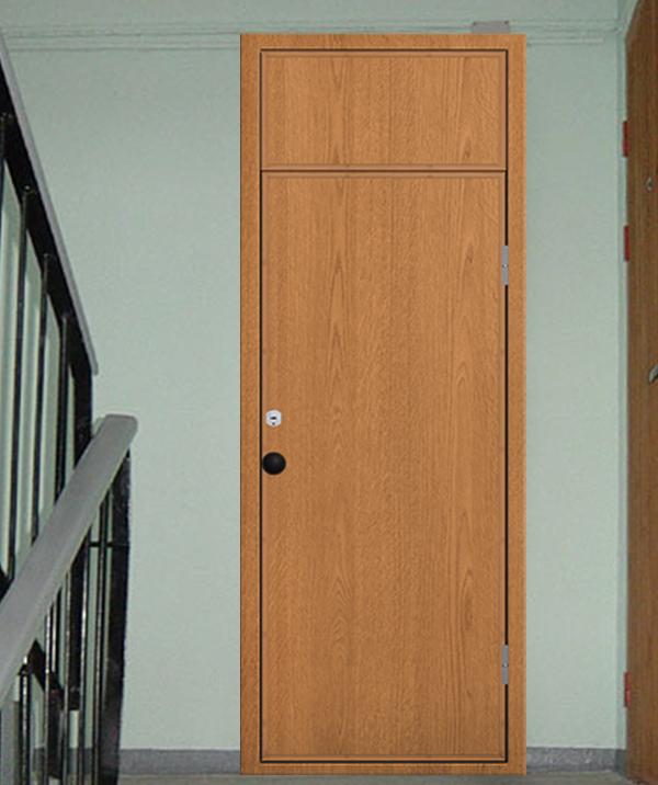 Дверь с фрамугой в квартиру с отделкой ламинатом