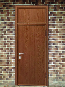 Металлическая дверь с фрамугой и покрытием ламинатом