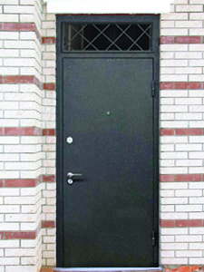 Металлическая дверь с решетчатой сварной фрамугой