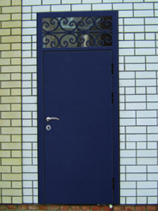 Металлическая дверь с решетчатой кованой фрамугой
