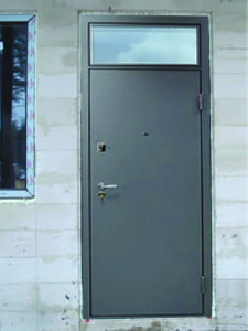 Металлическая дверь с фрамугой, остекленной простым стеклом