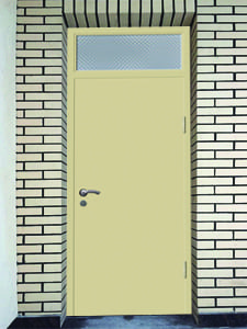 Металлическая дверь с фрамугой, остекленной армированным стеклом