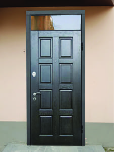 Металлическая дверь с фрамугой, остекленной однокамерным стеклопакетом