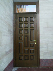 Металлическая дверь с фрамугой, остекленной двухкамерным стеклопакетом