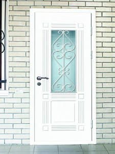 Дверь со стеклом и ковкой с покрытием белым МДФ