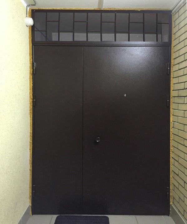 Дверь в тамбур с решетчатой фрамугой